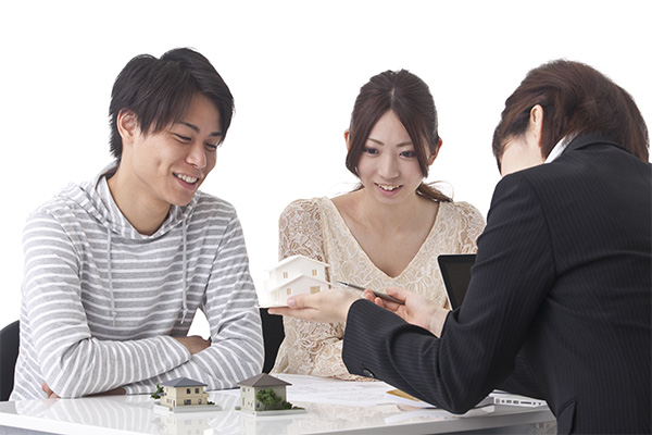相談するカップル画像